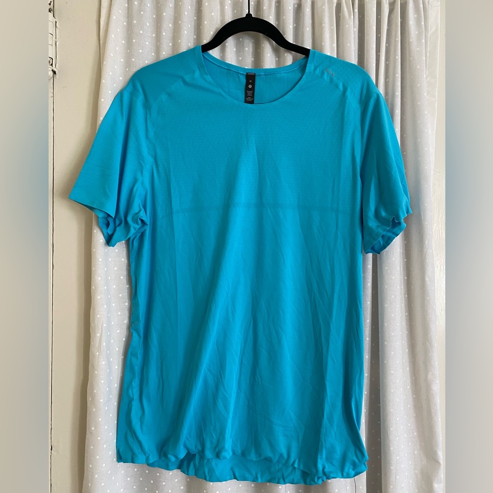 Lululemon Fast and Free SS Breathe mens medium shirt in Hawaii Blue.